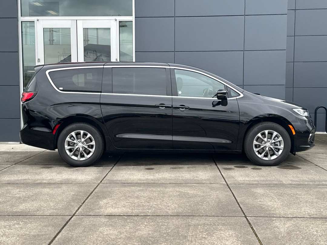 2026 Chrysler Pacifica Limited - Image 2