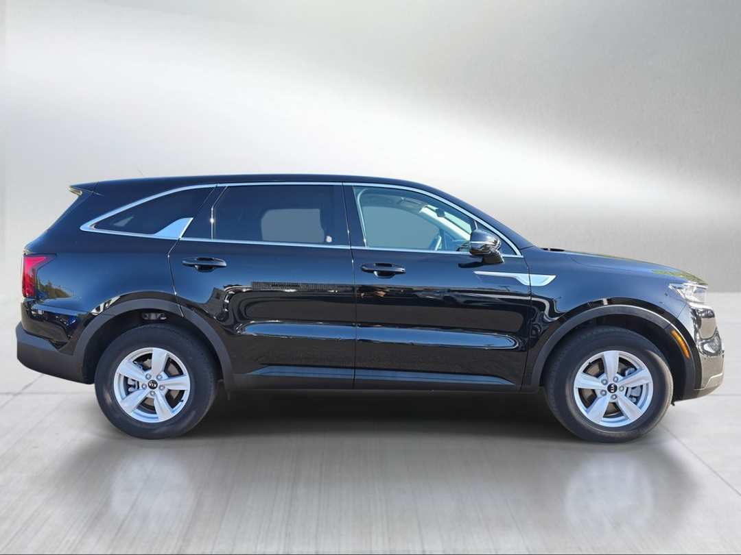 2021 Kia Sorento LX - Image 2