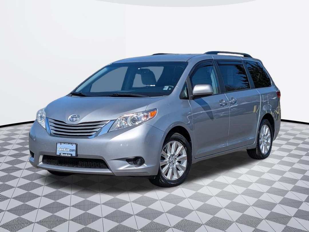 2017 Toyota Sienna LE - Image 2