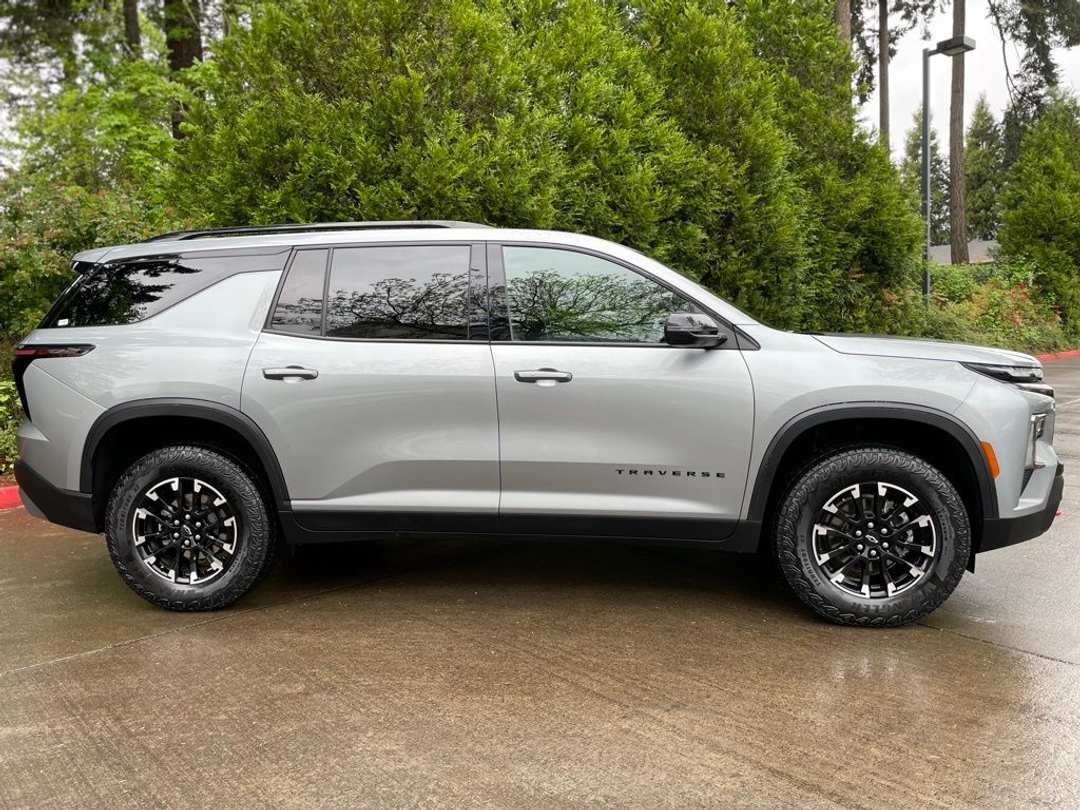 2025 Chevrolet Traverse Z71 - Image 3