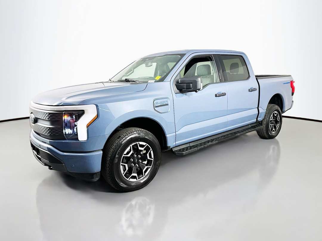 2023 Ford F-150 Lightning XLT - Image 3
