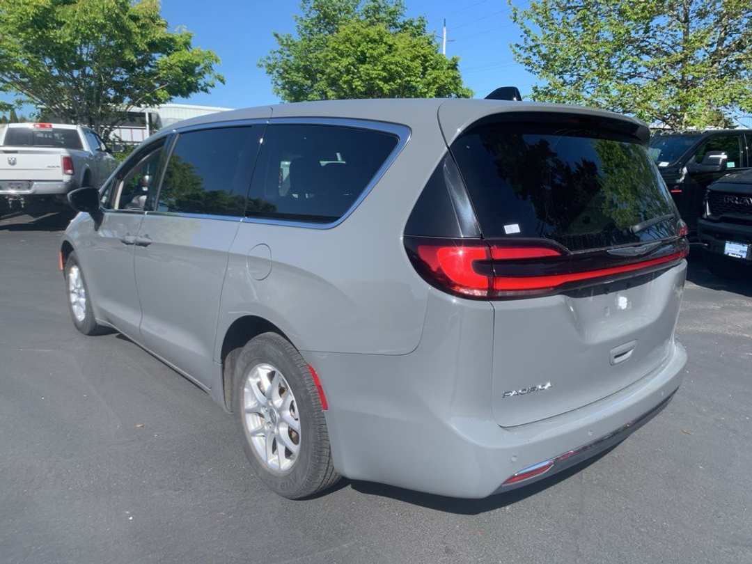 2023 Chrysler Pacifica Touring L - Image 2