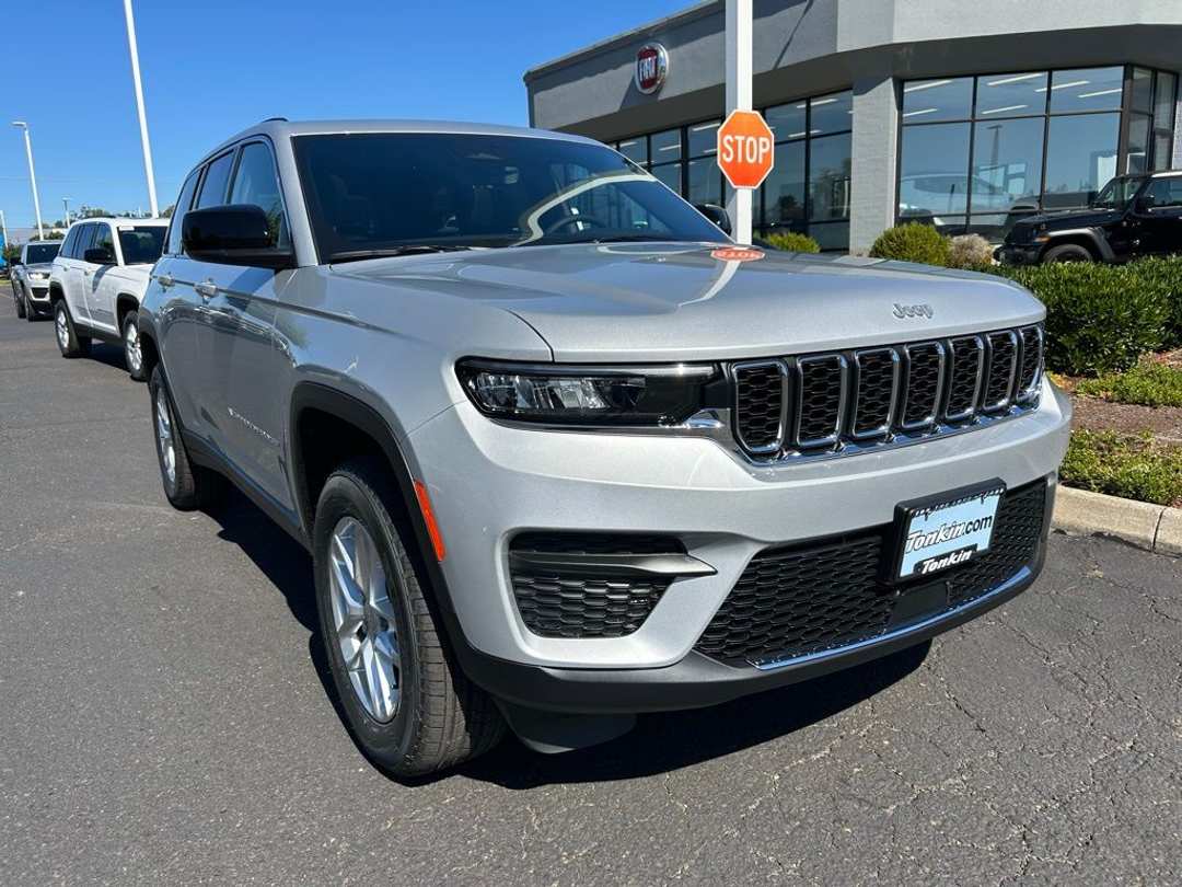 2025 Jeep Grand Cherokee Laredo X - Image 2
