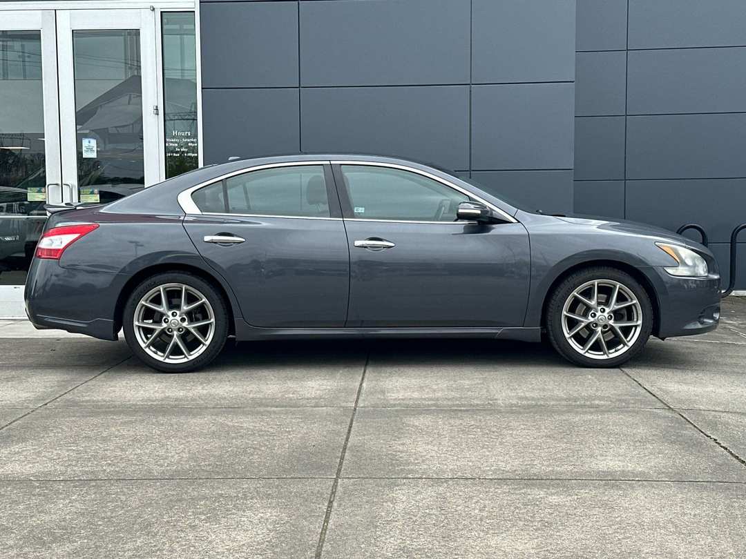 2011 Nissan Maxima 3.5 SV - Image 2