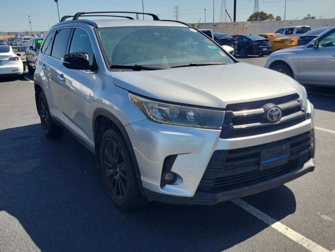 2019 Toyota Highlander SE - Image 2