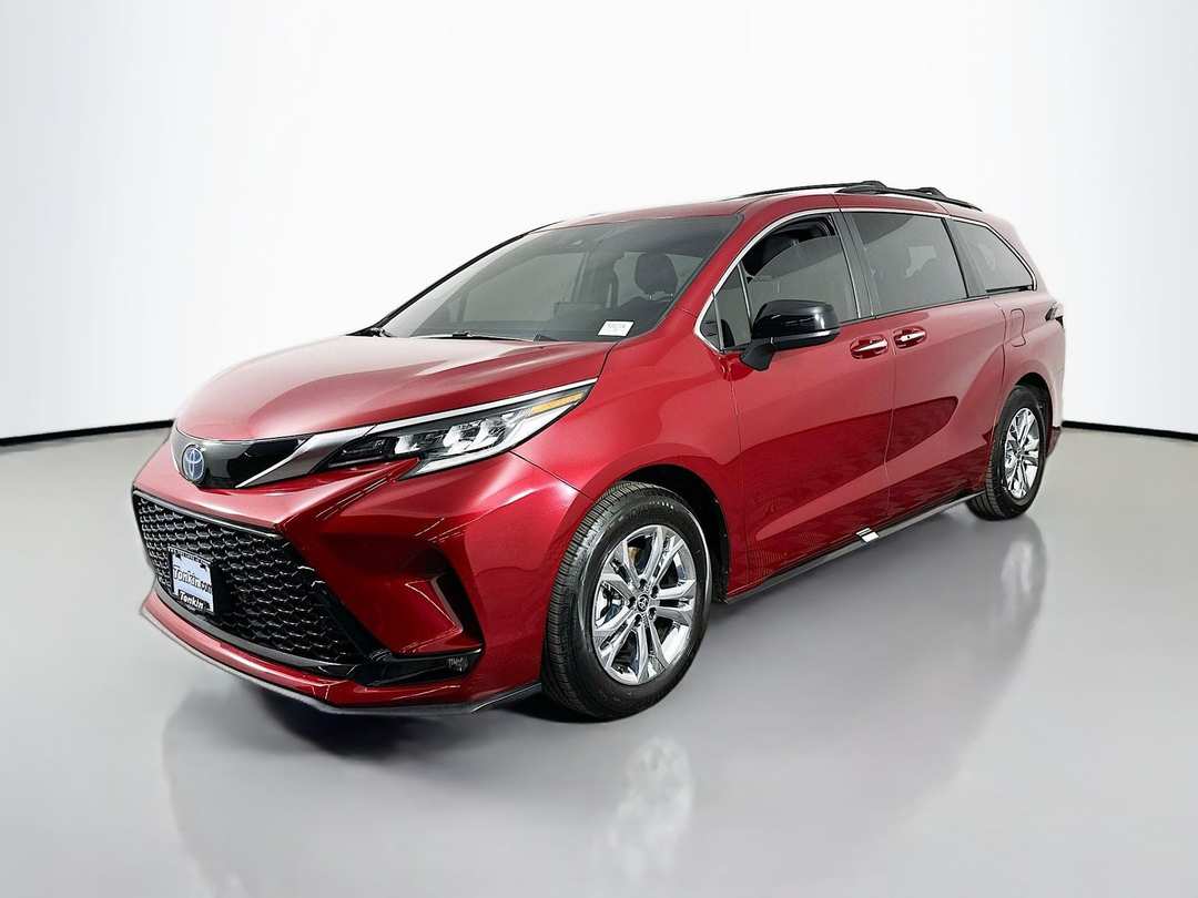 2023 Toyota Sienna XSE - Image 3