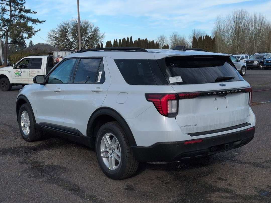 2026 Ford Explorer Active - Image 3
