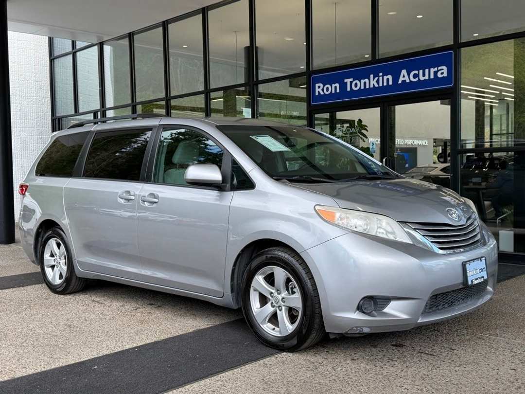 2017 Toyota Sienna LE - Image 2