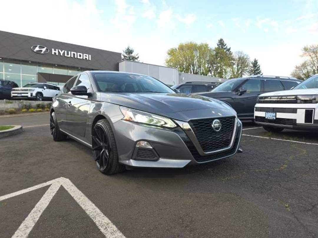 2022 Nissan Altima 2.5 SR - Image 2