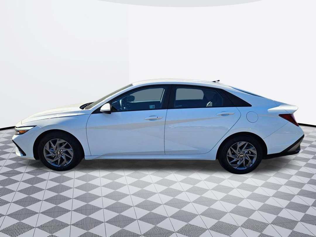 2024 Hyundai Elantra SEL - Image 3