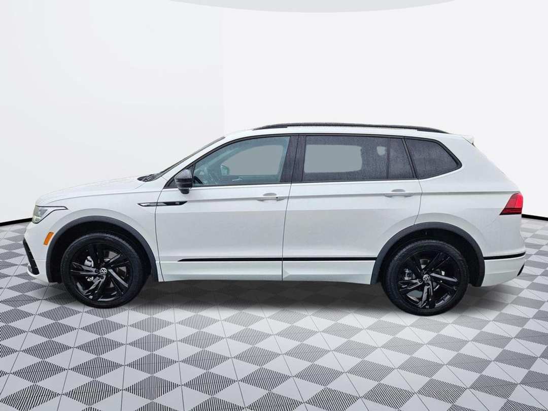 2023 Volkswagen Tiguan 2.0T SE RLine Black - Image 3