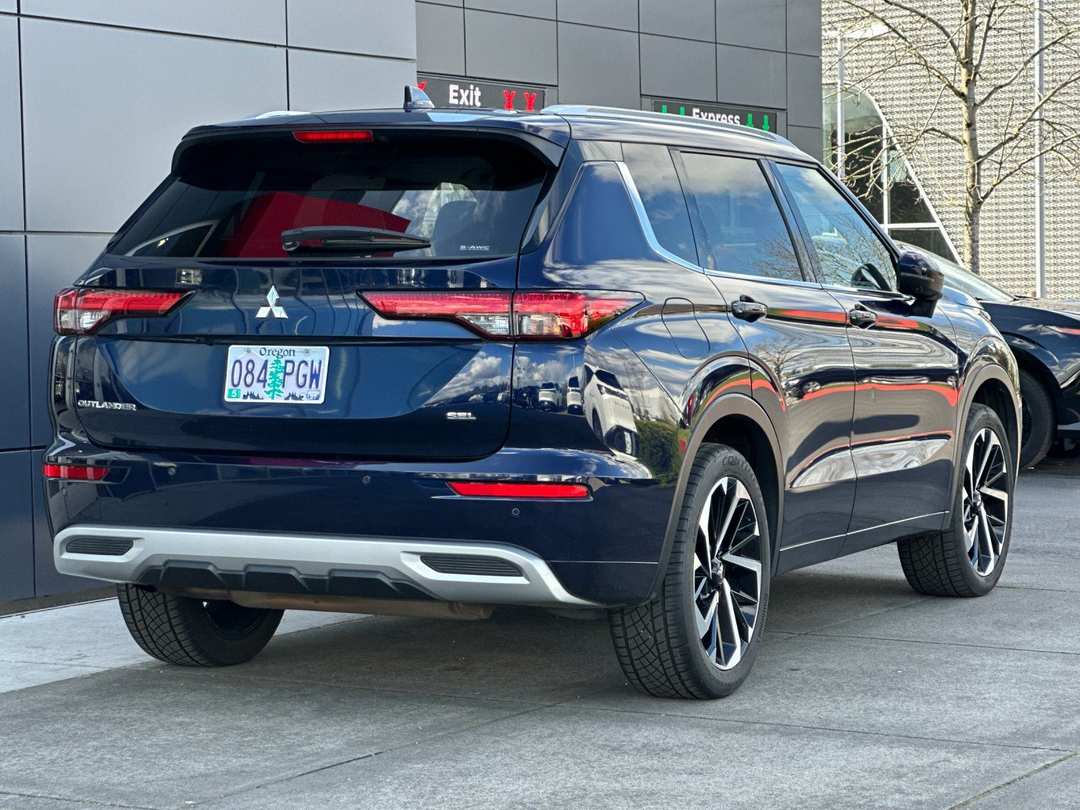 2023 Mitsubishi Outlander SEL - Image 3
