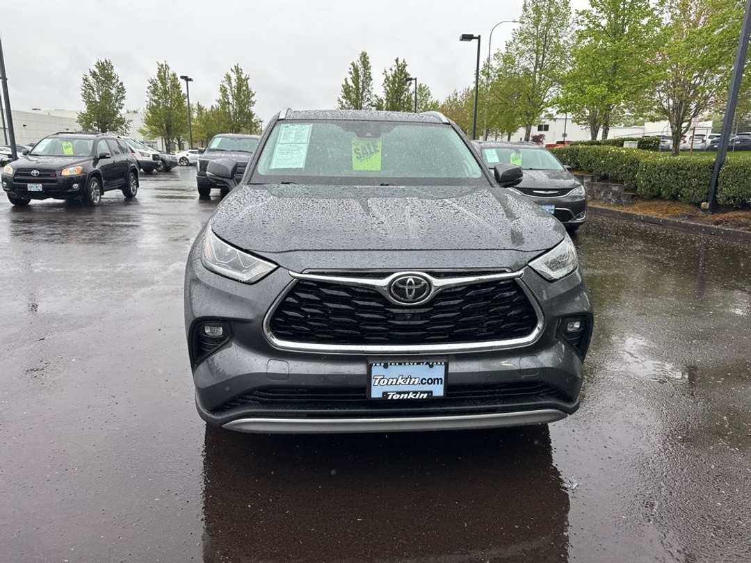 2022 Toyota Highlander Platinum - Image 2