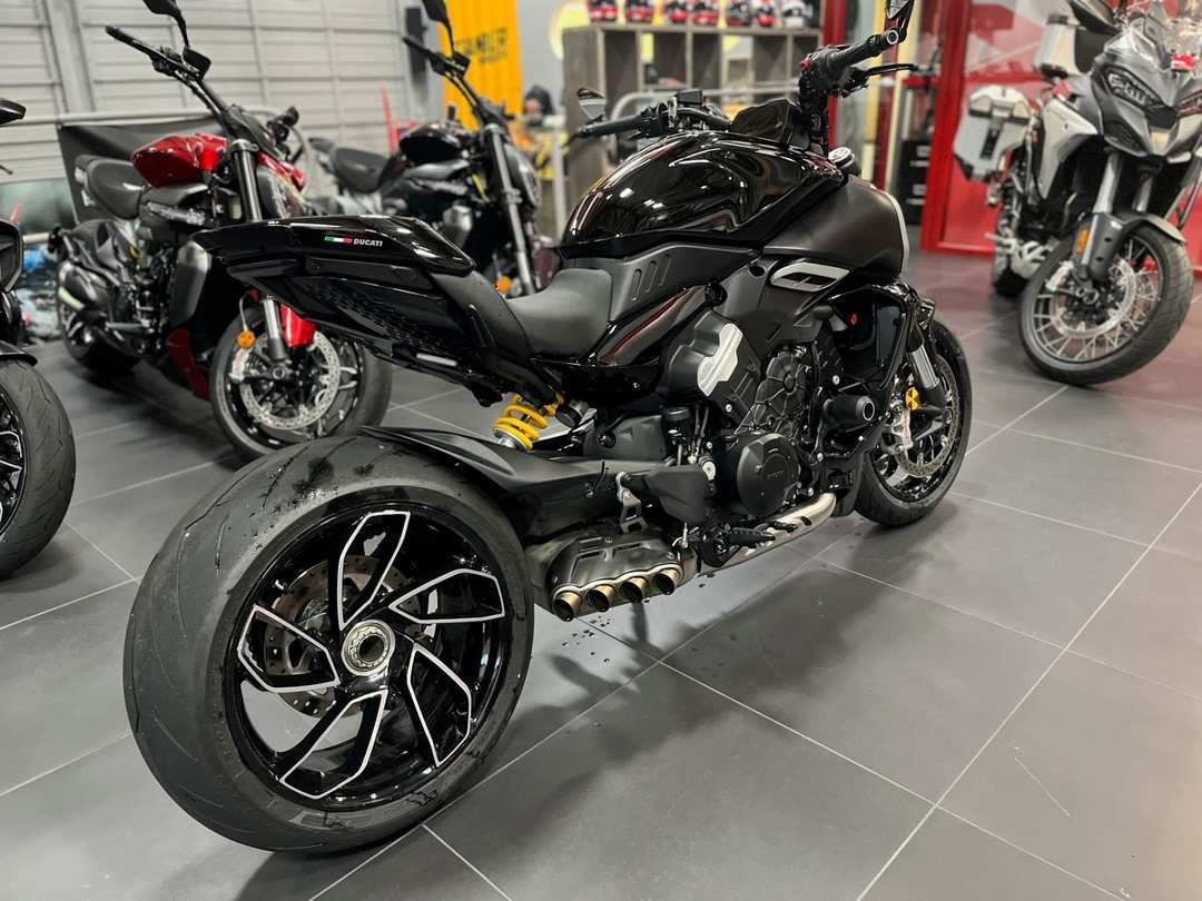 2024 Ducati Diavel V4 - Image 3