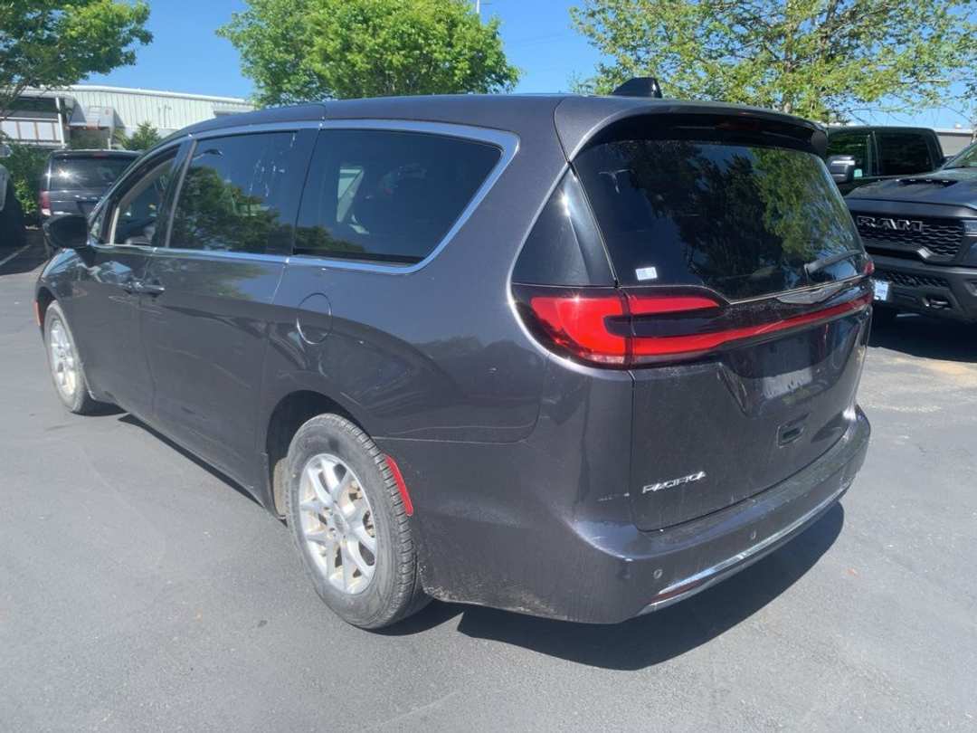 2023 Chrysler Pacifica Touring L - Image 2