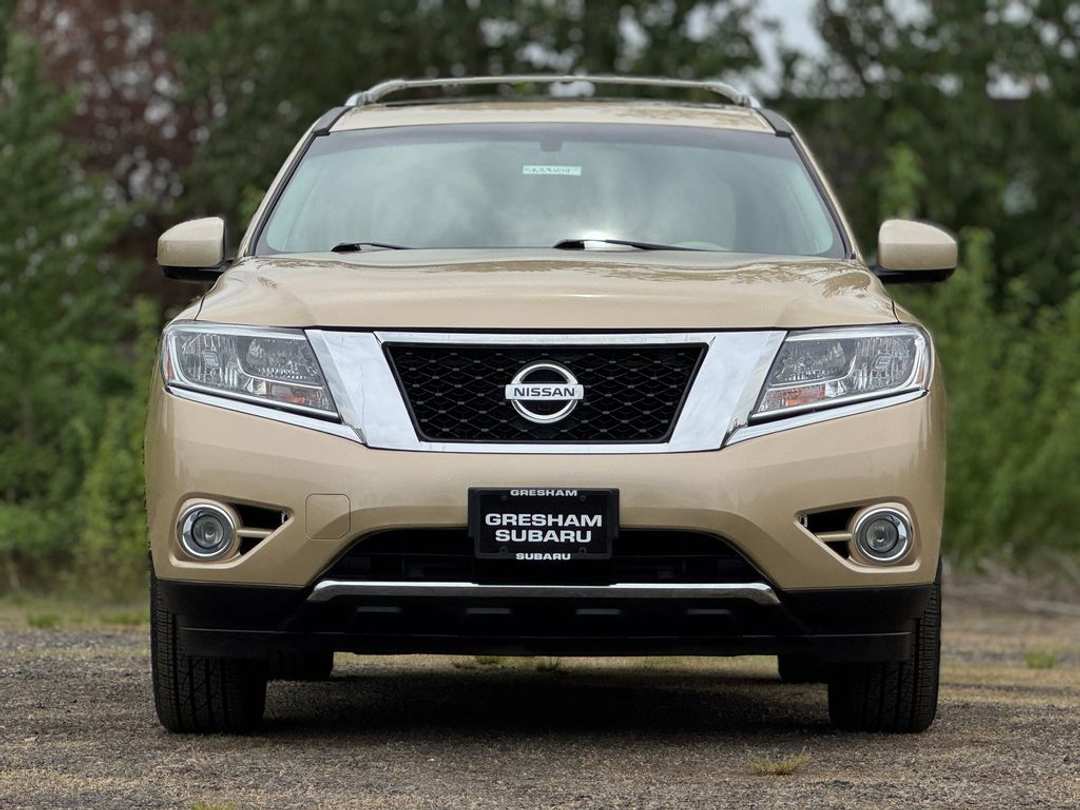 2013 Nissan Pathfinder Platinum - Image 2