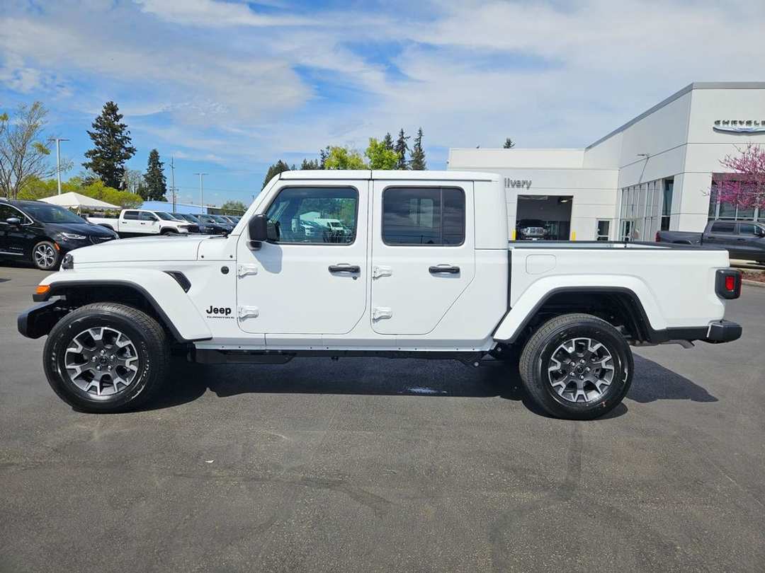 2026 Jeep Gladiator Sahara - Image 3