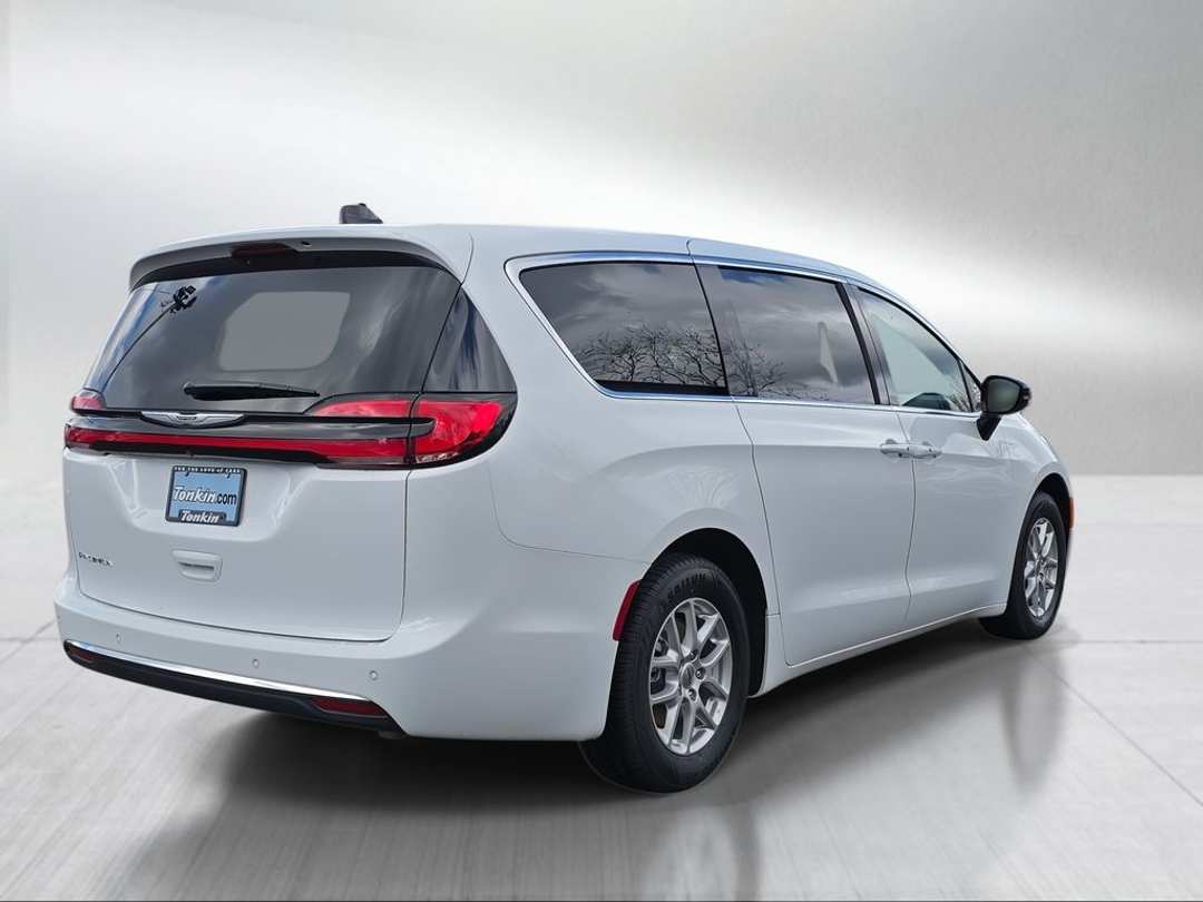 2025 Chrysler Pacifica Select - Image 3