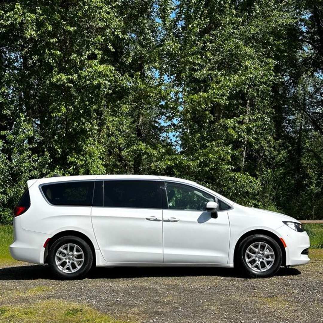 2023 Chrysler Voyager LX - Image 3