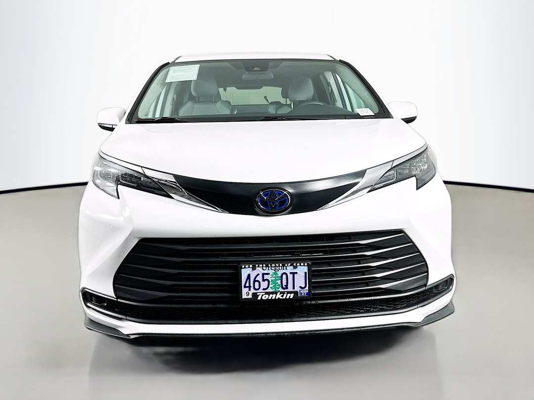 2024 Toyota Sienna LE - Image 2