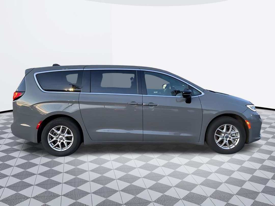 2025 Chrysler Pacifica Select - Image 2