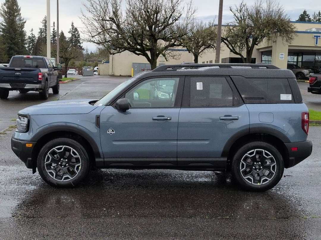 2025 Ford Bronco Sport Outer Banks - Image 2