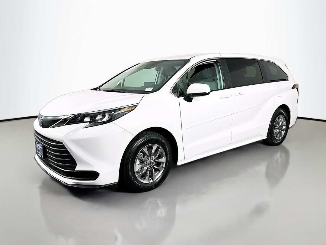 2024 Toyota Sienna LE - Image 3