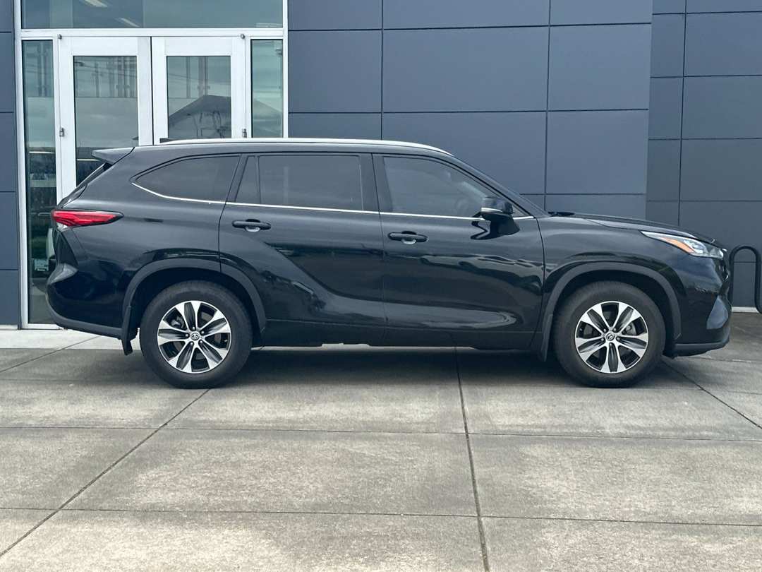 2020 Toyota Highlander XLE - Image 2