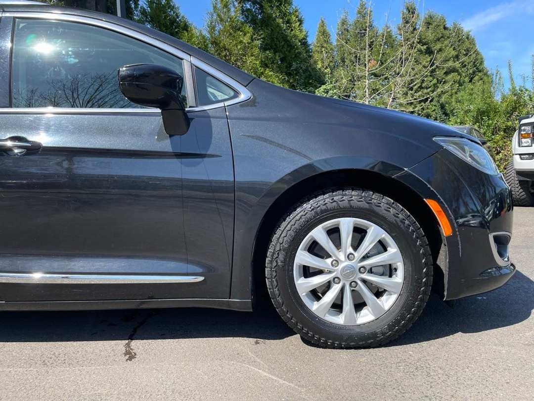 2019 Chrysler Pacifica Touring L - Image 2