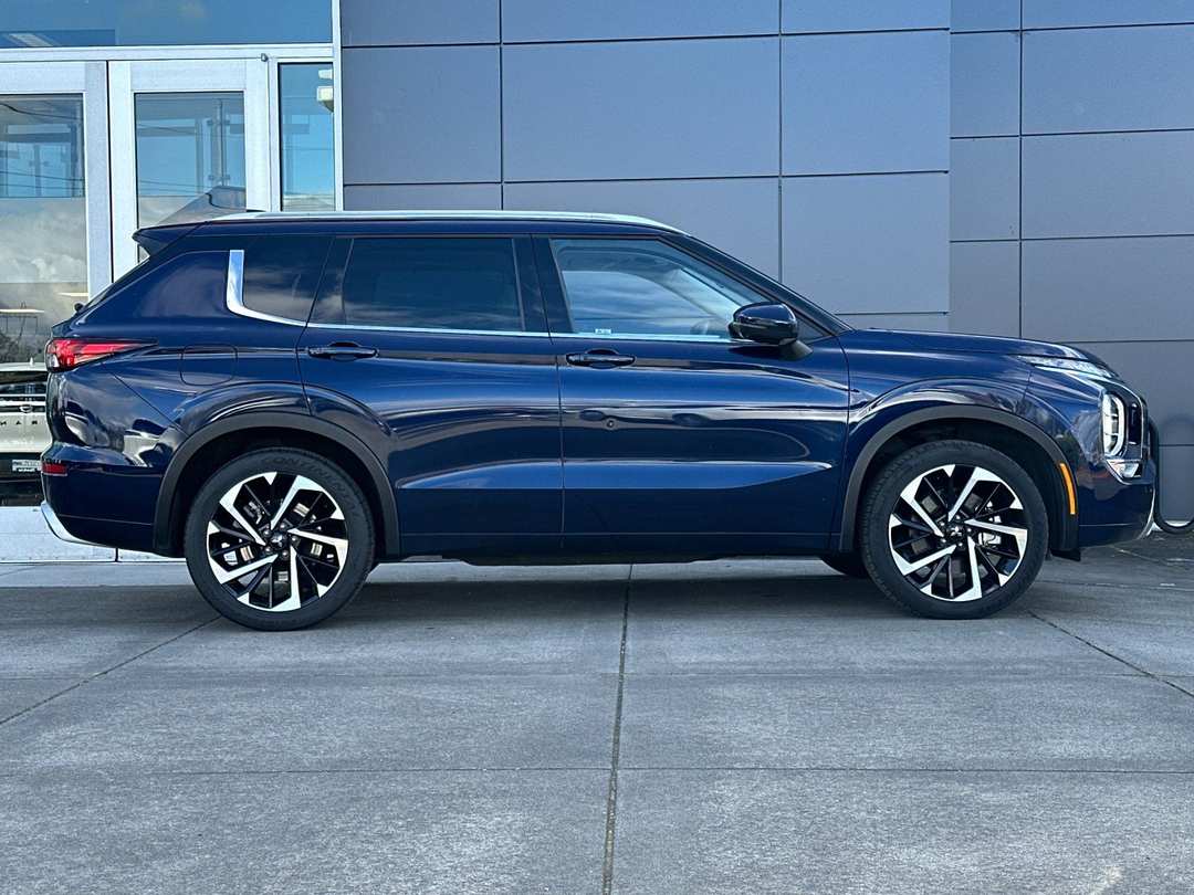 2023 Mitsubishi Outlander SEL - Image 2