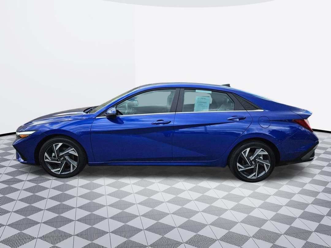 2025 Hyundai Elantra Limited - Image 3