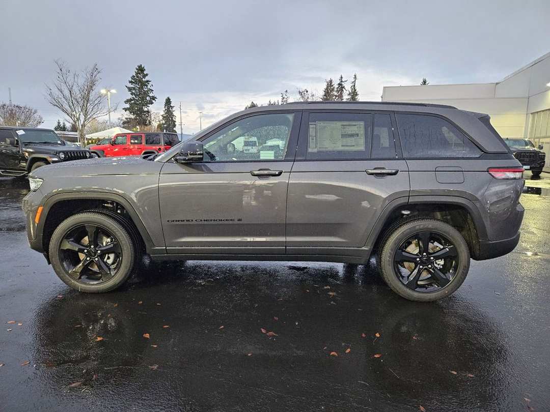 2025 Jeep Grand Cherokee Altitude X - Image 3