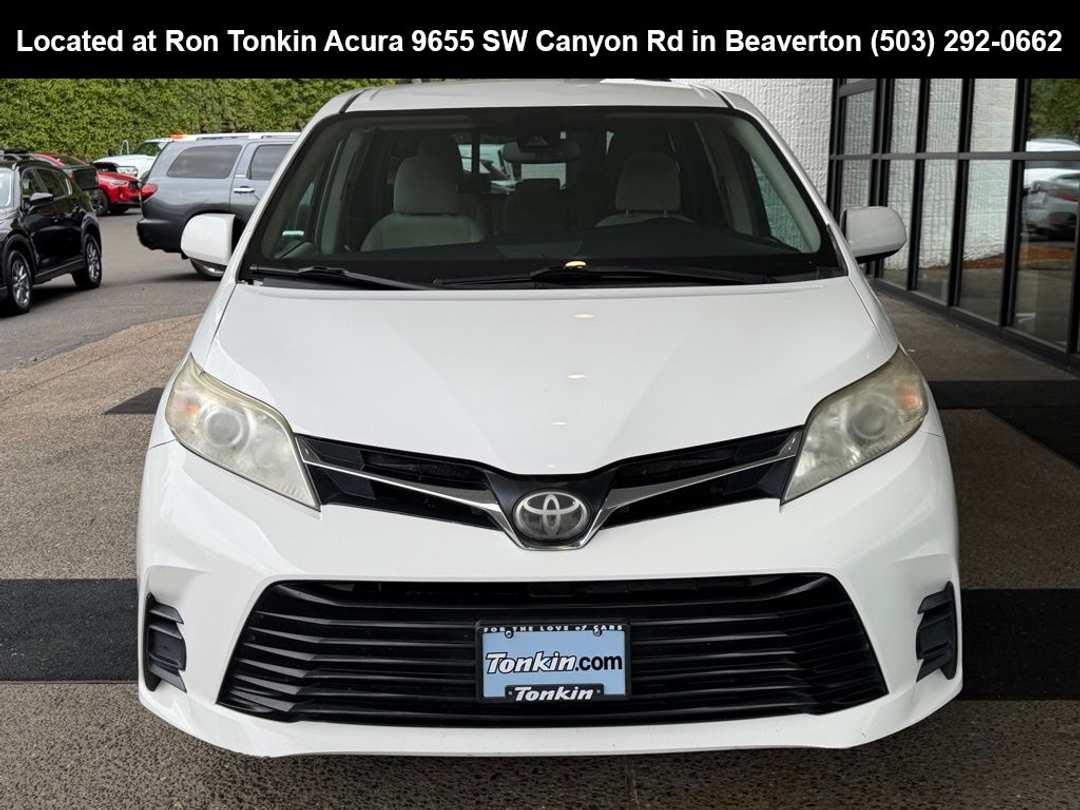 2018 Toyota Sienna LE - Image 3