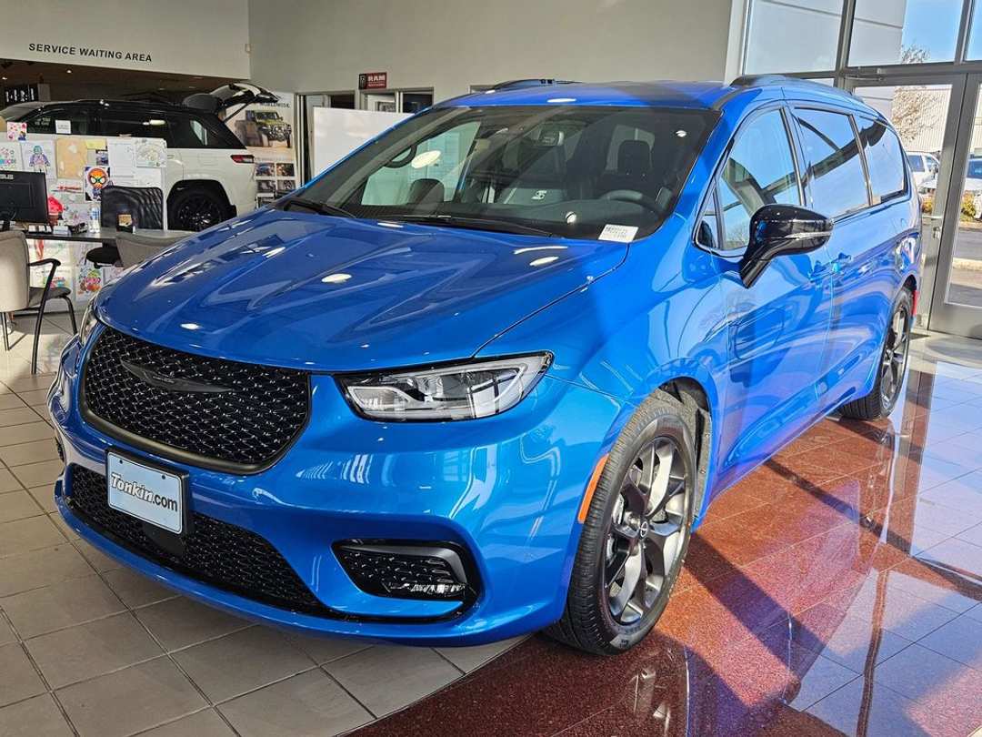 2026 Chrysler Pacifica Select - Image 2