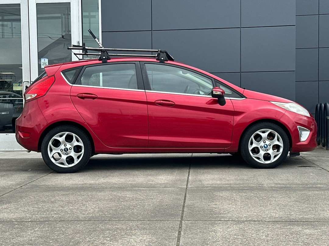 2011 Ford Fiesta SES - Image 2