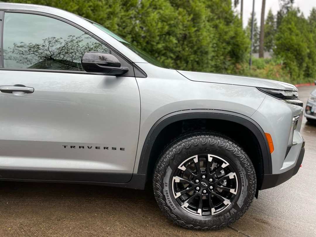 2025 Chevrolet Traverse Z71 - Image 2