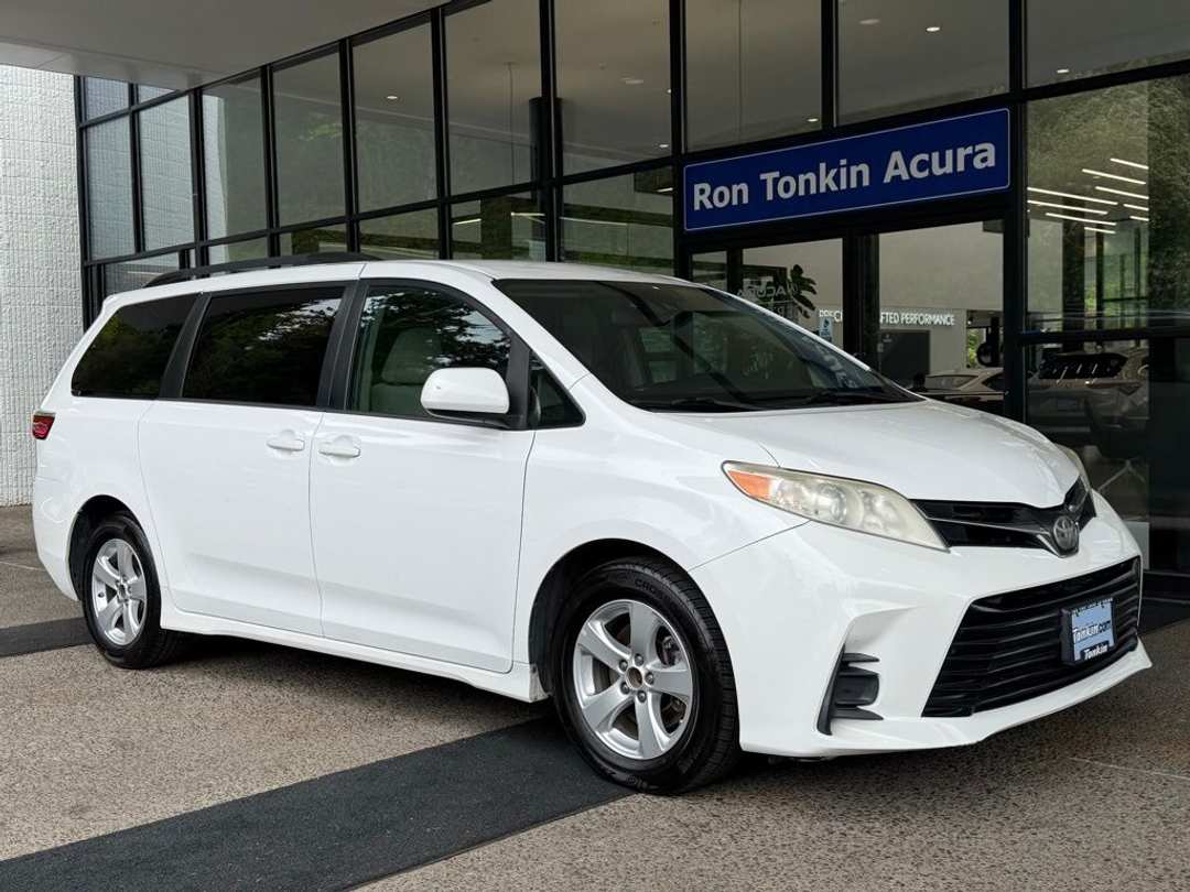 2018 Toyota Sienna LE - Image 2