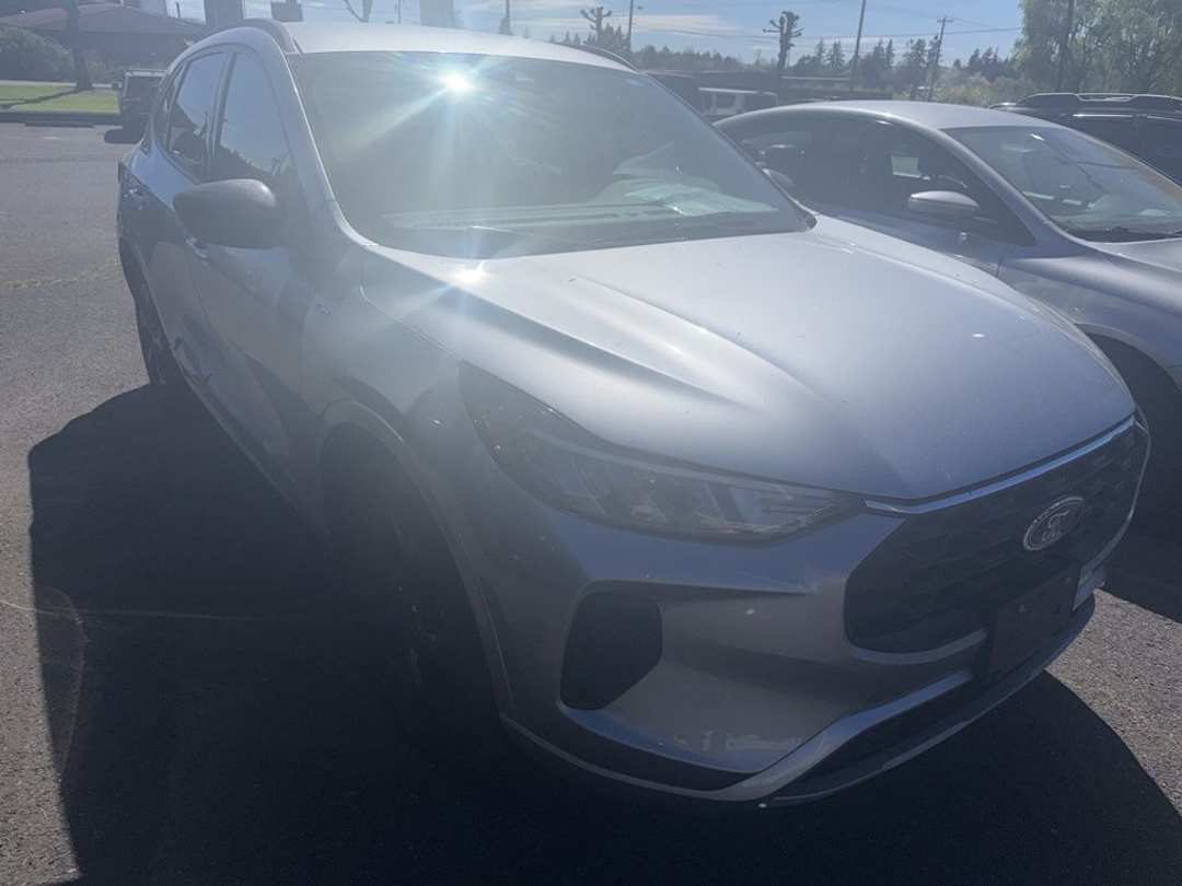 2023 Ford Escape STLine - Image 2