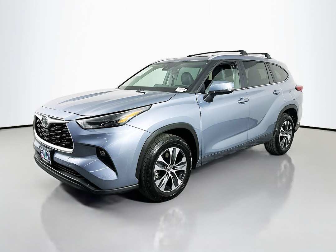 2023 Toyota Highlander XLE - Image 3