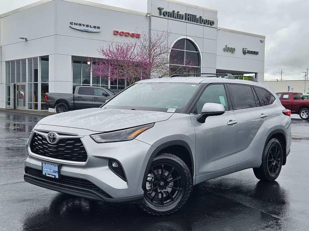 2022 Toyota Highlander LE - Image 2