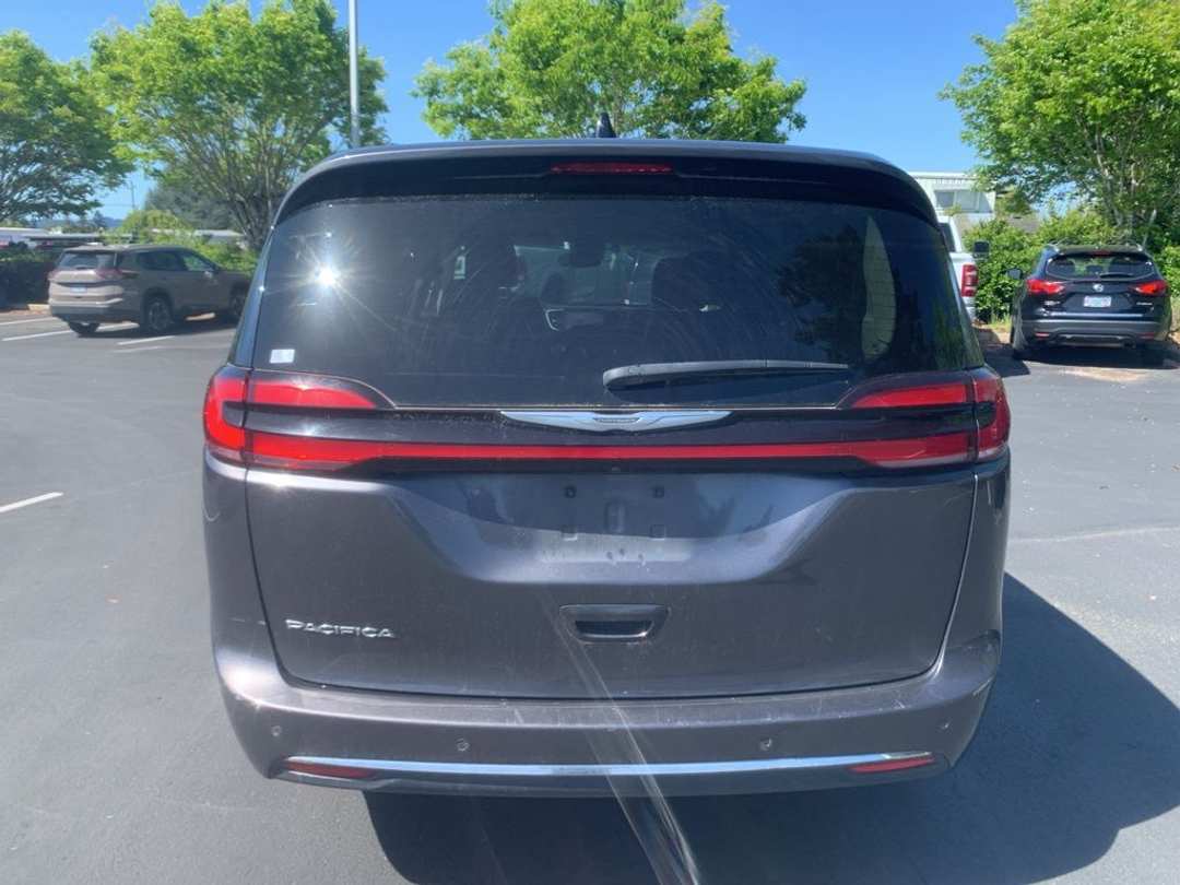 2023 Chrysler Pacifica Touring L - Image 3