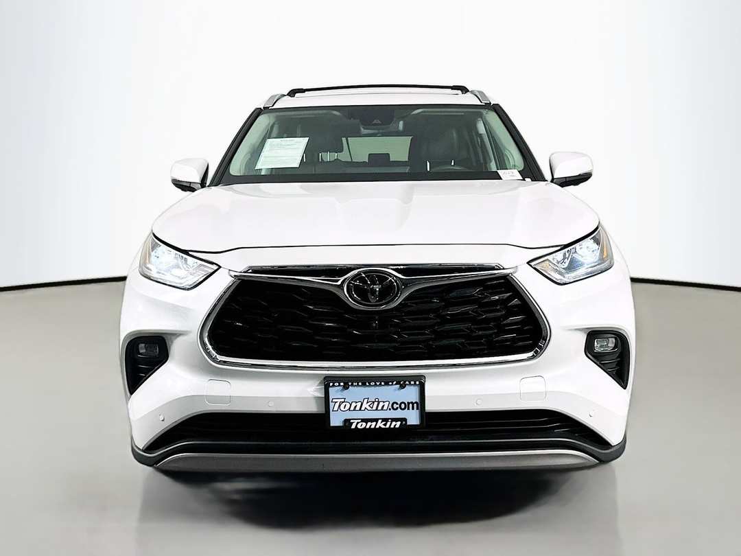 2024 Toyota Highlander Platinum - Image 2