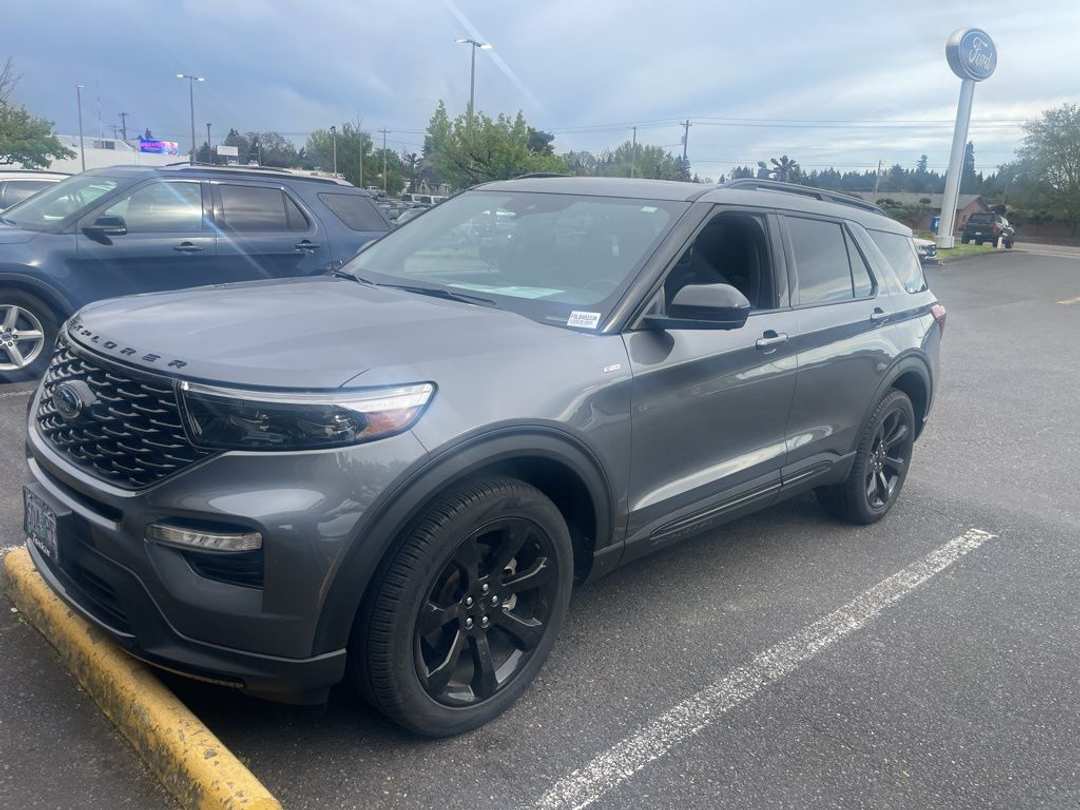 2023 Ford Explorer STLine - Image 2