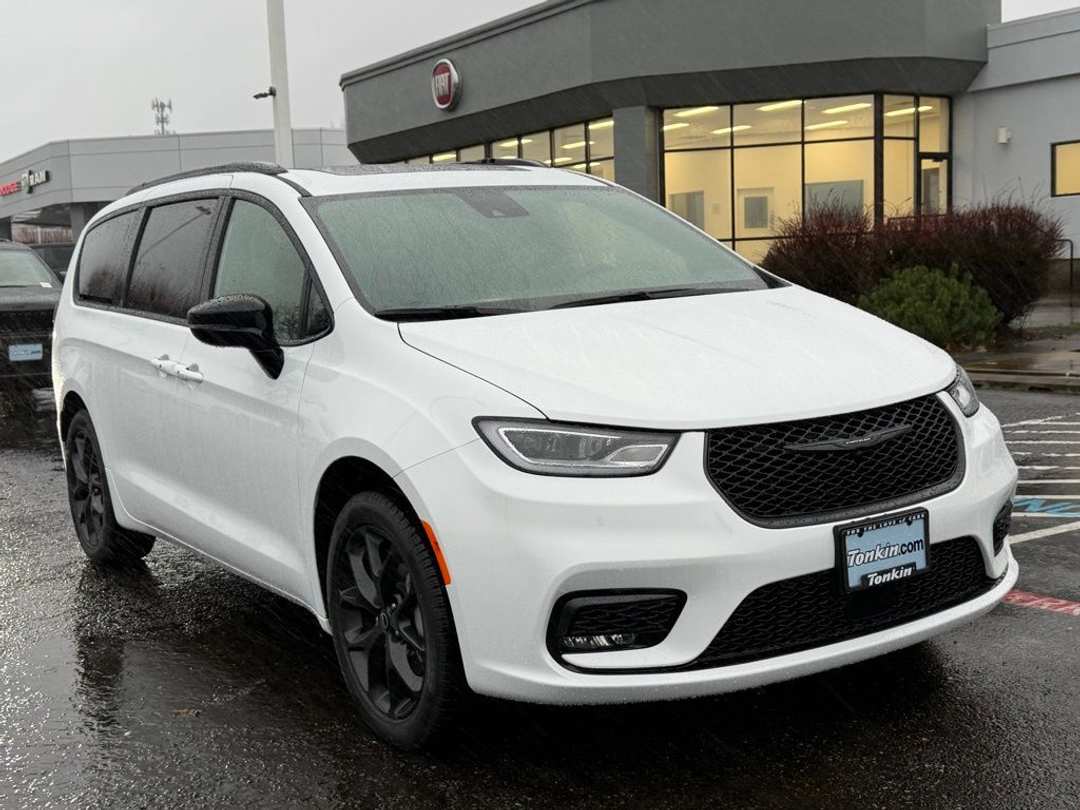 2026 Chrysler Pacifica Limited - Image 2