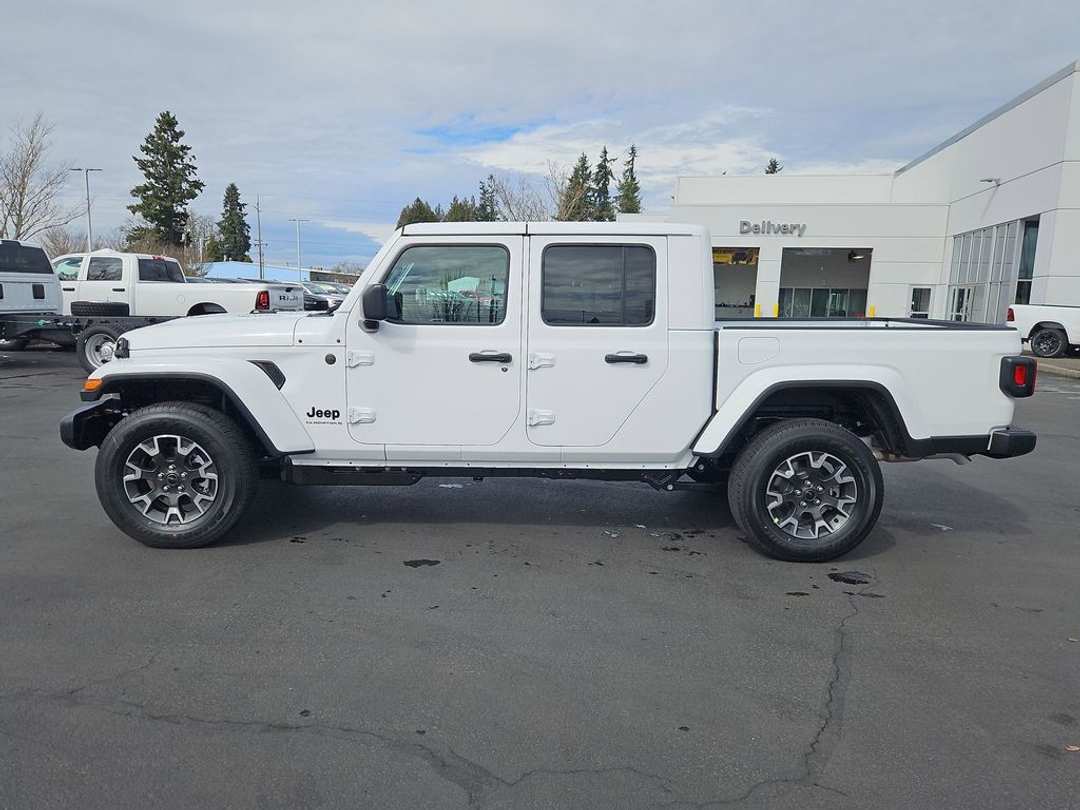2026 Jeep Gladiator Sahara - Image 3