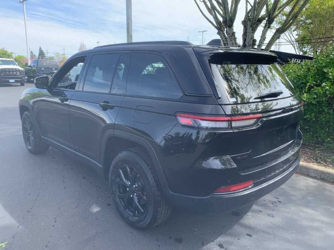 2024 Jeep Grand Cherokee Altitude - Image 2