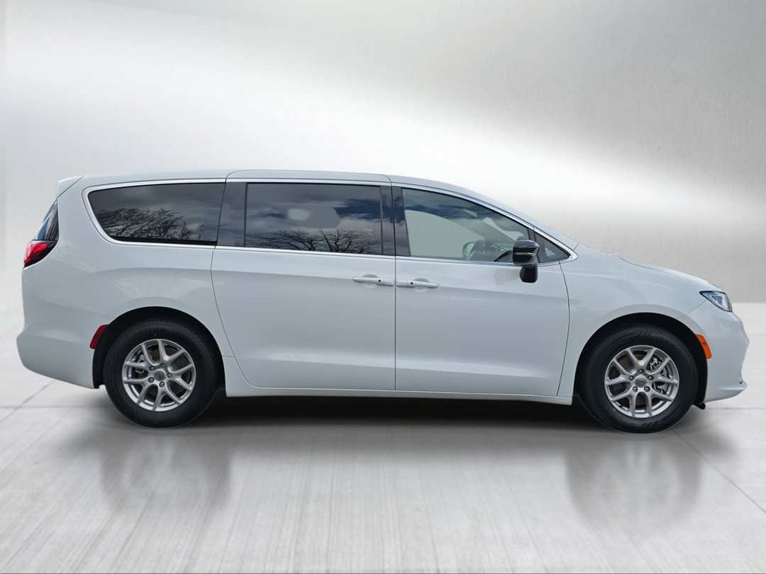 2025 Chrysler Pacifica Select - Image 2