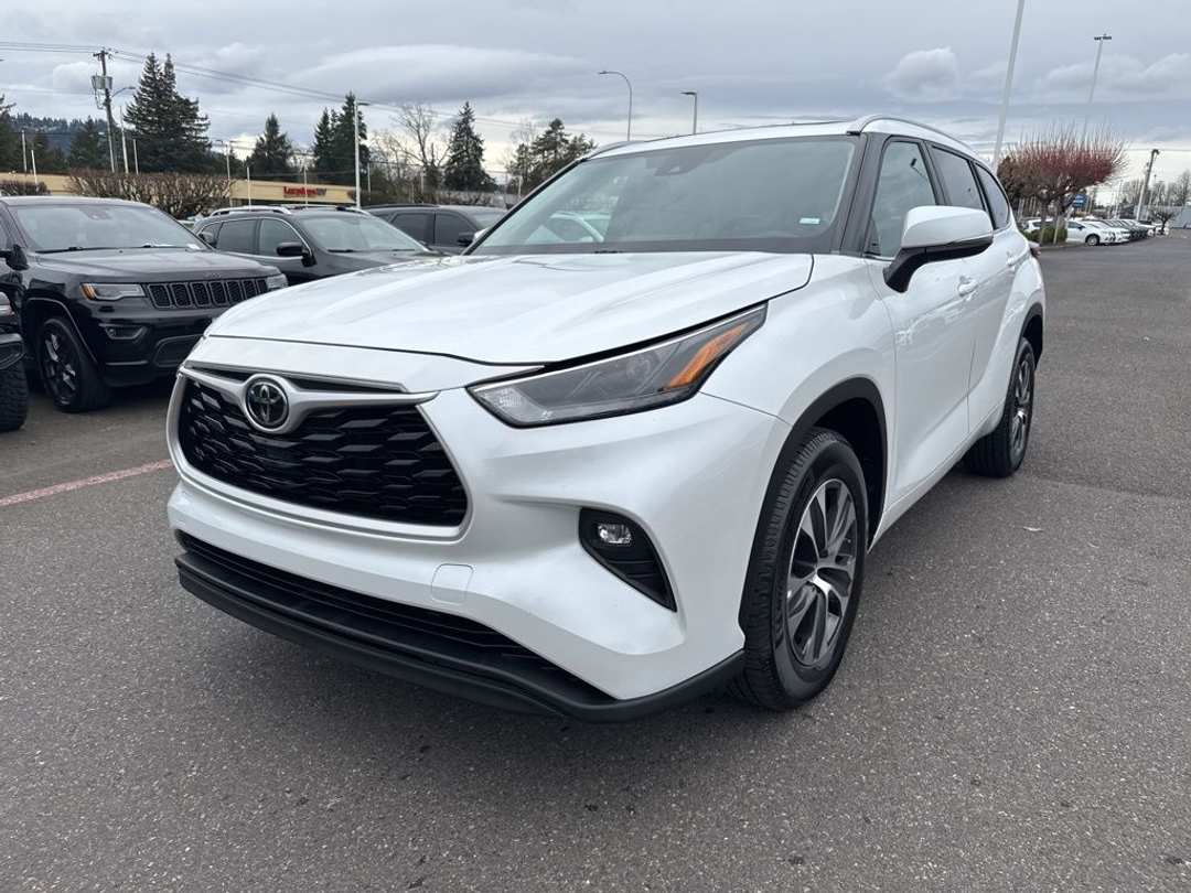 2023 Toyota Highlander XLE - Image 3