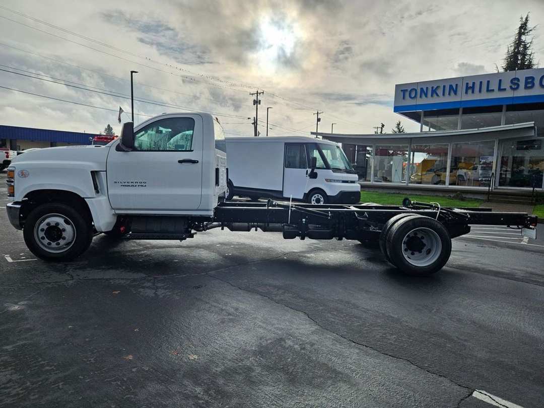 2025 Chevrolet Silverado 4500Hd - Image 3