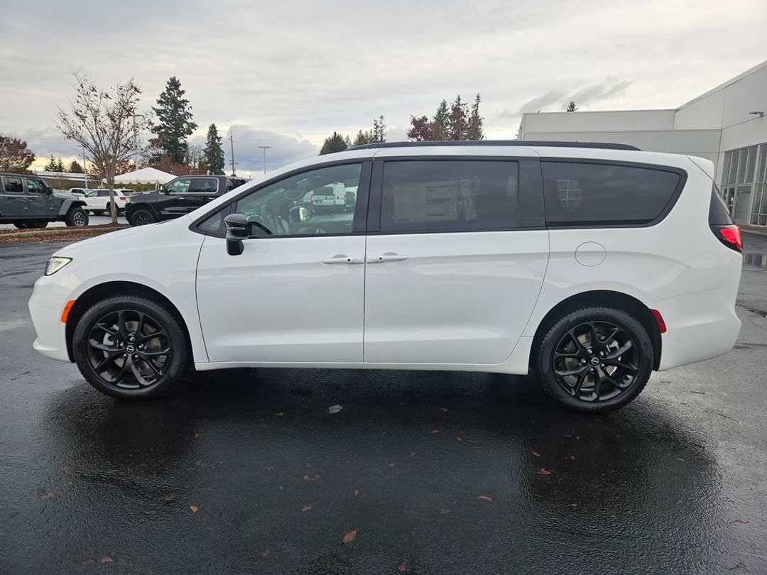 2026 Chrysler Pacifica Limited - Image 3